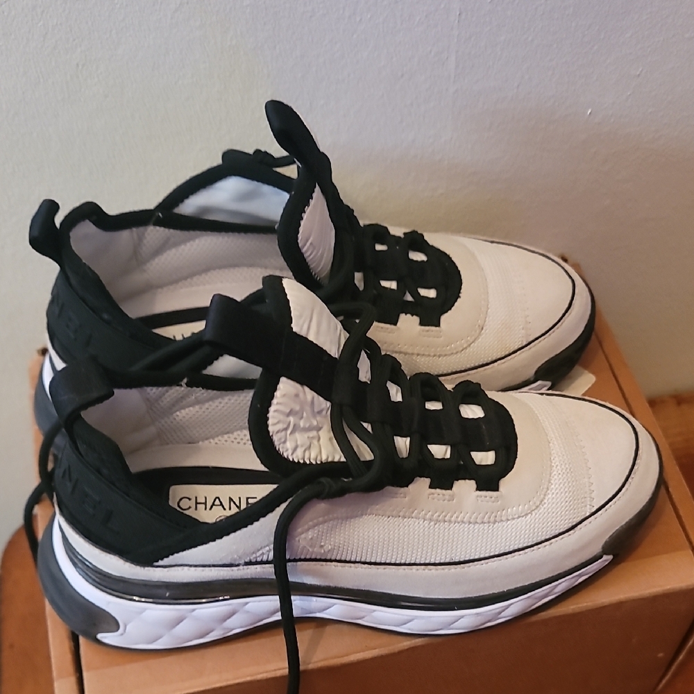 CHANEL Monochrome Lace-Up Sneakers - Picture 4 of 12